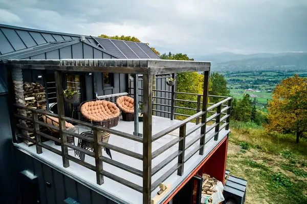 新的现代别墅 屋顶上有太阳能光伏电池板系统 空中风景 可再生能源和家庭自主的概念 免版税图库照片