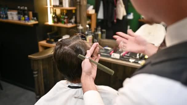 Barbiere Esperto Con Pettine Forbici Tagliare Capelli Più Barbiere — Video Stock
