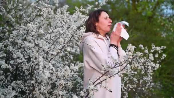 Žena Alergická Trpí Sezónní Alergií Jaře Kvetoucí Zahradě Jaře Mladá — Stock video