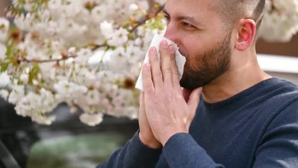 Człowiek Uczulony Alergie Sezonowe Wiosną Kwitnącym Ogrodzie Wiosnę Facet Kichający — Wideo stockowe