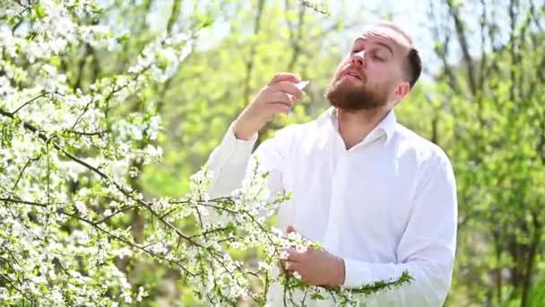 Homme Allergique Aide Gouttes Pour Les Yeux Médicaux Souffrant Allergie — Video