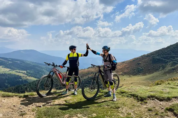 Dva Cyklisté Jezdí Elektrických Kolech Venku Mužští Turisté Odpočívají Vrcholu Royalty Free Stock Obrázky