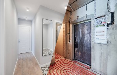 Yeraltı ısıtma boruları olan eski daireyle modern iç tasarımı olan yenilenmiş yeni dairenin karşılaştırması. Banyo, yenilemeden önce ve sonra ısıtmalı zemin olan koridor..