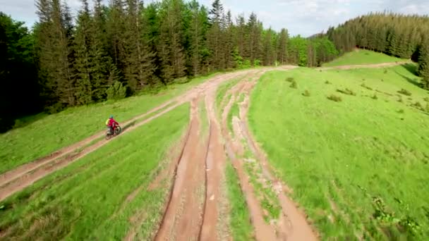 Ciclista Uomo Guida Mountain Bike Elettrica All Aperto Veduta Aerea — Video Stock