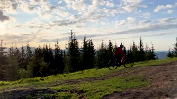 Велосипедист Їде Електричному Гірському Велосипеді Відкритому Повітрі Чоловіки Їздять Велосипеді — стокове відео