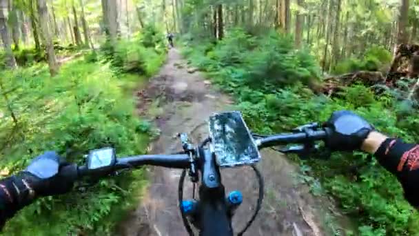 Ett Perspektiv Några Cyklister Rider Elektriska Mountainbikes Skogen Smartphone Cykelstyret — Stockvideo