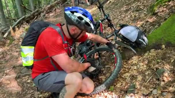 자전거 남자는 펌프를 자전거 자전거의 바퀴에 공기를 — 비디오
