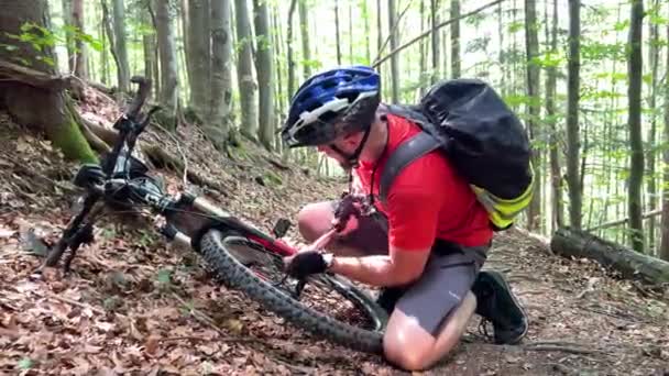 야외에서 자전거 남자는 펌프를 자전거 자전거의 바퀴에 공기를 — 비디오