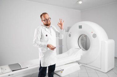 Tıbbi bilgisayarlı tomografi ya da MRI tarayıcısı olan bir doktorun portresi. Radyologlar MR sonuçlarını bekliyor. Tıp, sağlık ve modern teşhis kavramı.