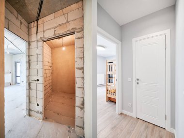 Tuğladan duvarları, yenilenmiş düz kapıları, çocuk odası ve zarif iç tasarımı olan eski bir daire. Restorasyondan önce ve sonra daire karşılaştırması. Ev yenileme konsepti.