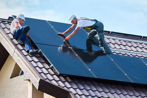 Trabalhadores Construindo Sistema Painel Solar Fotovoltaico Telhado Casa Homens Técnicos Fotografias De Stock Royalty-Free
