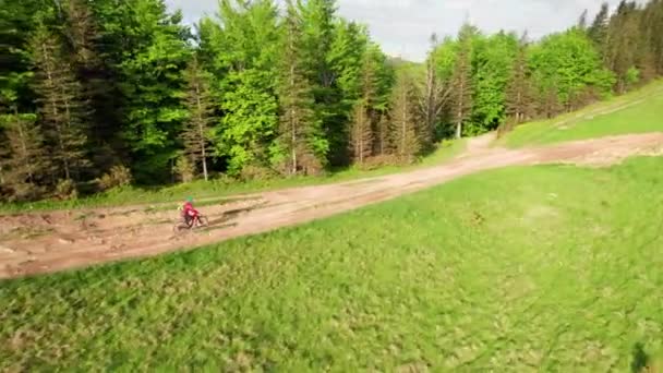 Radler Mann Fährt Elektro Mountainbike Freien Luftaufnahme Eines Männlichen Touristen — Stockvideo