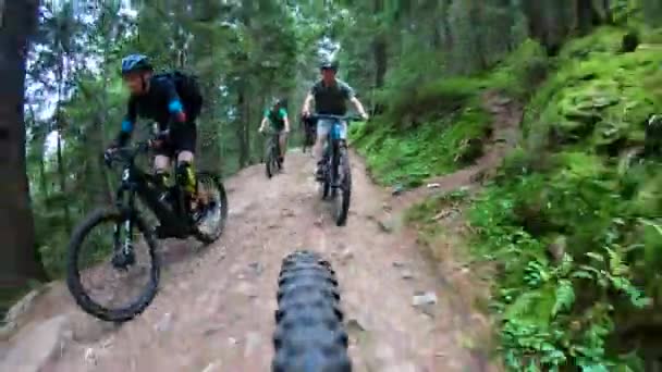 Fietsers Rijden Elektrische Mountainbikes Het Bos Concept Van Avontuur Vrije — Stockvideo