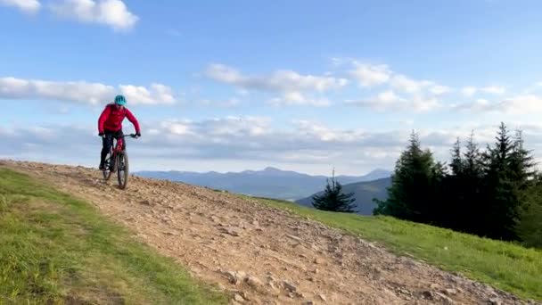 자전거 자전거 산에서 흔적을 자전거 헬멧과 배낭을 스포츠 활동적인 자연의 — 비디오
