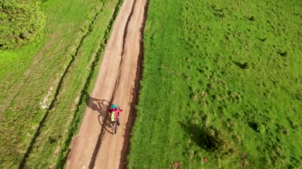 Radler Mann Fährt Elektro Mountainbike Freien Draufsicht Auf Männliche Touristen — Stockvideo