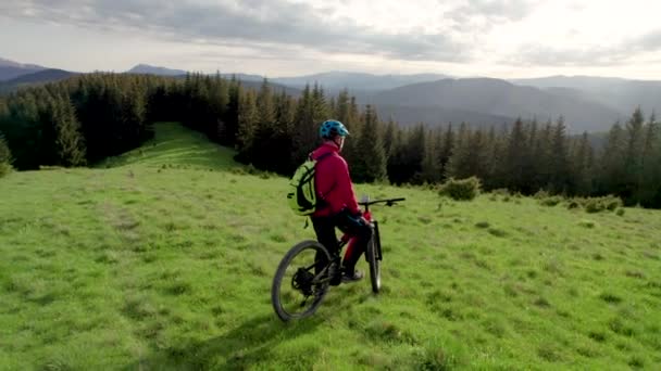 Cycliste Homme Vélo Électrique Plein Air Sur Soirée Ensoleillée Touriste — Video