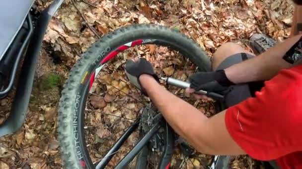 Крупный План Человека Качающего Велосипедное Колесо Открытом Воздухе Человек Надувает — стоковое видео