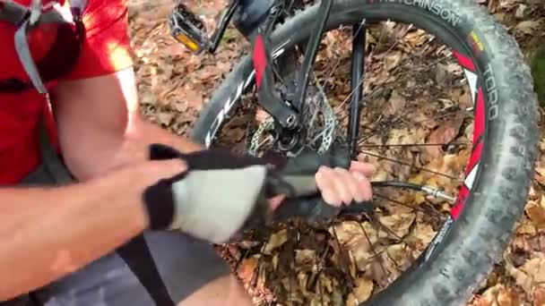 Közelkép Emberről Aki Bicikli Kereket Pumpál Szabadban Ember Pumpával Fújja — Stock videók
