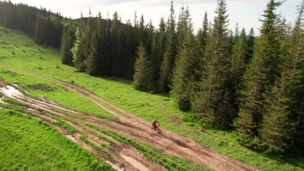 Cyklist Man Rida Elektrisk Mountainbike Utomhus Flygfoto Över Manliga Turist — Stockvideo
