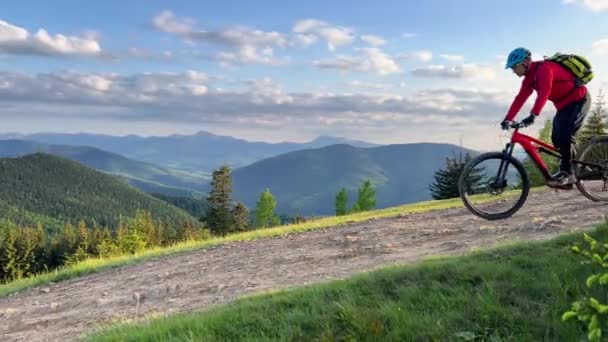 Dışarıda Elektrikli Dağ Bisikleti Süren Bisikletçi Erkek Turist Dağlarda Otlak — Stok video