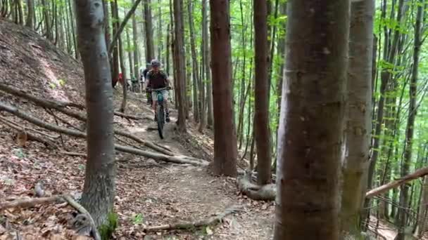 자전거를 자전거 산에서 자전거를 헬멧과 배낭을 관광객 스포츠 활동적인 자연의 — 비디오