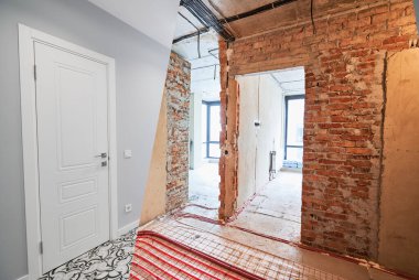 Restorasyondan önce eski dairenin ve modern iç tasarımı ile yenilenmiş yeni dairenin karşılaştırılması. Tadilattan önce ve sonra ısıtma boruları olan bir daire..