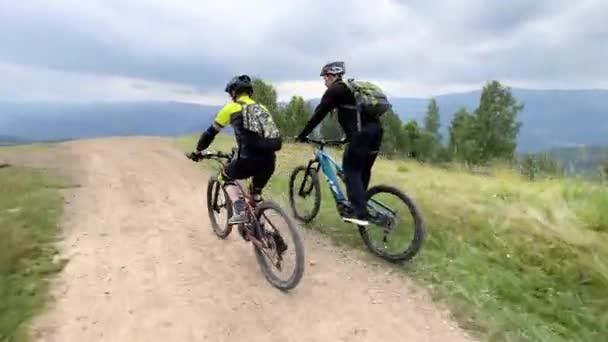 Dois Ciclistas Homens Andando Bicicleta Elétrica Livre Visão Traseira Turistas — Vídeo de Stock