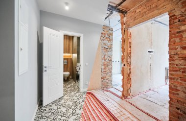 Yeraltı ısıtma boruları olan eski daireyle modern iç tasarımı olan yenilenmiş yeni dairenin karşılaştırması. Banyo, yenilemeden önce ve sonra ısıtmalı zemin olan koridor..