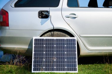 Güneş paneli şarj edilen vagonlara kabloyla bağlandı. İçten yanmalı motorlardan elektrikli arabalara, yenilenebilir enerji kaynaklarına ve sürdürülebilir ulaşım çözümlerine geçiş.