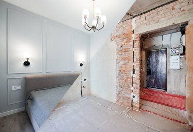 Kapı aralığı olan eski oda ve yeni yenilenmiş yatak odası. Yatak odası, parke döşeme ve zarif iç tasarım. Restorasyon öncesi ve sonrasında daire odasının fotoğraf kolajı.