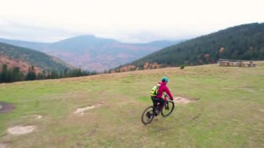 Dışarıda bisiklete binen iki bisikletçi. Erkek turistlerin dağlarda bisiklet sürerken, kask takıp sırt çantaları taktıklarını gördüm. Spor anlayışı, aktif eğlence ve doğa.