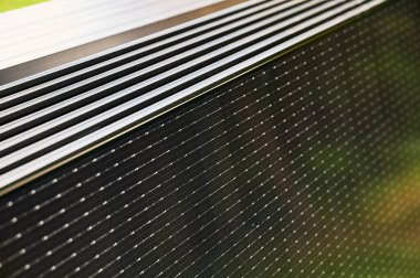 Yeni güneş panelleri kurulum için hazır. Yenilenebilir enerji teknolojisi, yeşil yaşam ve yerleşim bölgelerinde güneş enerjisinin uygulanması.