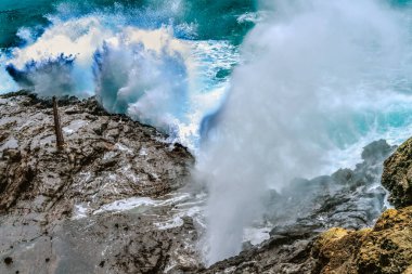 Renkli Halona Lava Havadeliği Halona Burnu Oahu Hawaii Dalgaları kaya oluşumunda yuvarlanır ve havaya deniz püskürtüsü atar