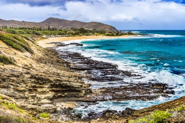 Renkli Sandy Sahili Honolulu Oahu Hawaii Sandy Oahu 'daki en iyi vücut sörfü plajlarından biri.