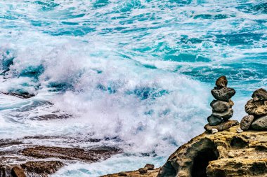 Renkli Cairns Rock Piles Ocean Honolulu Oahu Hawaii Cairns izleri sembolize eder