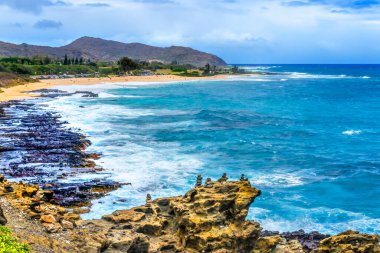 Renkli Cairns Rock Piles Ocean Sandy Beach Honolulu Oahu Hawaii Cairns Oahu 'daki en iyi vücut sörfü plajlarından Sandy' yi sembolize ediyor.