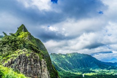 Renkli Nuuanu Pali Görünümü Yeşil Koolau Dağları Oahu Hawaii Bölgesi 1958 Kanlı Nuuanu Savaşı Kamehameha I 'yi Kuzeydoğu Oahu' ya bakan Kral yaptı 