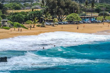 Renkli Sandy Sahili Honolulu Oahu Hawaii Sandy Oahu 'daki en iyi vücut sörfü plajlarından biri.