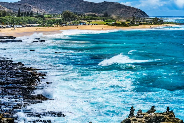 Красочные Кэрнс Rock Piles Ocean Sandy Beach Гонолулу Оаху Гавайи — стоковое фото