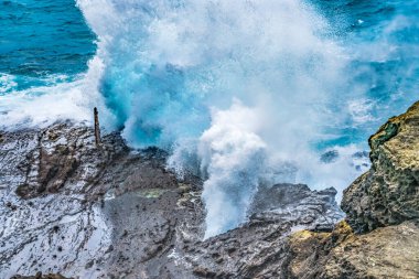 Renkli Halona Lava Havadeliği Halona Burnu Oahu Hawaii Dalgaları kaya oluşumunda yuvarlanır ve havaya deniz püskürtüsü atar
