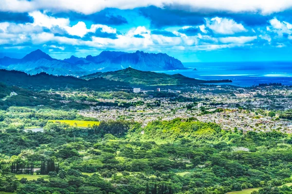 Renkli Kaneohe Şehri Körfezi Nuuanu Pali Görünümü Yeşil Koolau Dağları — Stok fotoğraf