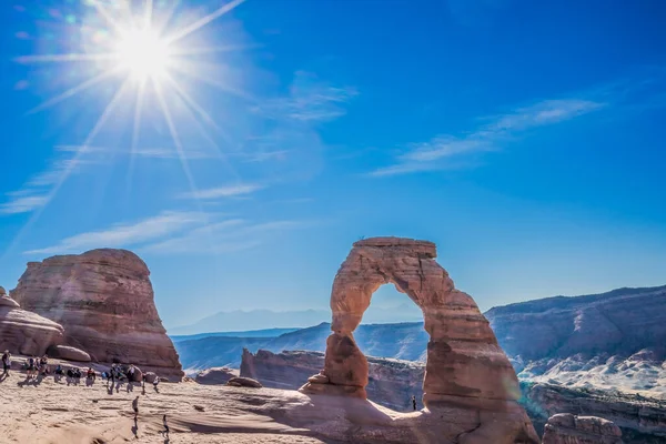 Delicate Arch Sun Tourists Rock Canyon Arches National Park Moab — Stock Photo, Image