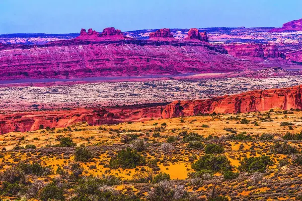 Färgglada Gul Gräs Röd Canyon Moab Felaktiga Windows Avsnitt Arches — Stockfoto
