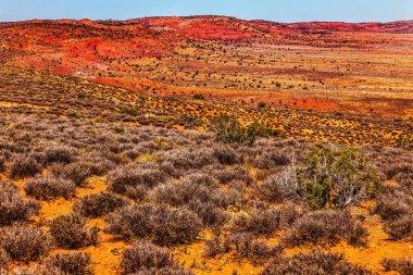 Moab Fay Hatalı Çöl Renkli Sarı Çimen Toprakları Turuncu Kum Taşı Kırmızı Tepeler Pencereler Ulusal Park Moab Utah ABD Güneybatı. 