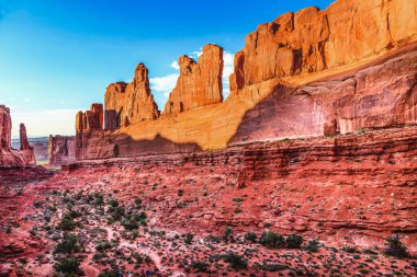  Park Avenue Bölüm Arches Ulusal Parkı Moab Utah ABD Klasik Kum Taşı Duvarları, Serseriler ve Arches Ulusal Parkı 'nın ünlü simgesi.