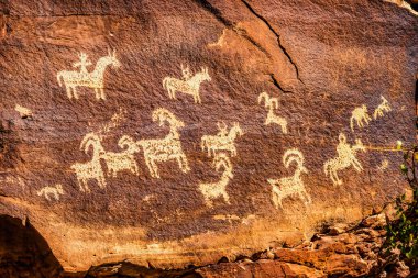 Ute Indian Petroglyphs hassas Arch Trailhead yakınlarındaki Wolfe Ranch Rock Canyon Arches Ulusal Parkı Moab Utah USA Güneybatı 1650-1850 yılları arasında yaratılmış koyun, at ve köpeklerden oluşmaktadır.