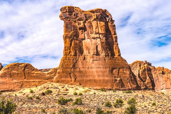 赤オレンジ色の羊岩形成キャニオン国立公園モアブ ユタ米国南西のアーチします — ストック写真