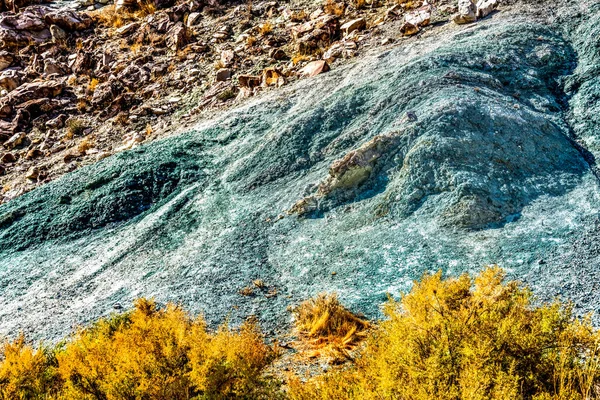 ブルー銅硫酸黄色茂みアーチ国立公園モアブユタ州米国南西部銅硫酸銅や他の製品を製造するために使用されます — ストック写真