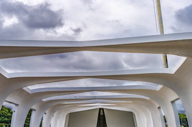 USS Arizona Anıt Limanı 'nın içinde Pearl Harbor Honolulu Oahu Hawaii Anıtı 7 Aralık 1941' de Pearl Harbor saldırısında batan Arizona savaş gemisinin üzerindedir.