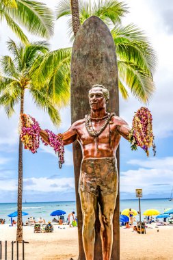 Honolulu, Hawaii - 21 Nisan 2022 Renkli Dük Kahanamoku Çiçek Şemsiyesi Waikiki Plaj Otelleri Honolulu Oahu Hawaii Dük sörfü dünya çapında bir spor haline geldi. Ayrıca Jan Fisher 'ın 1990 tarihli serbest yüzme heykeli